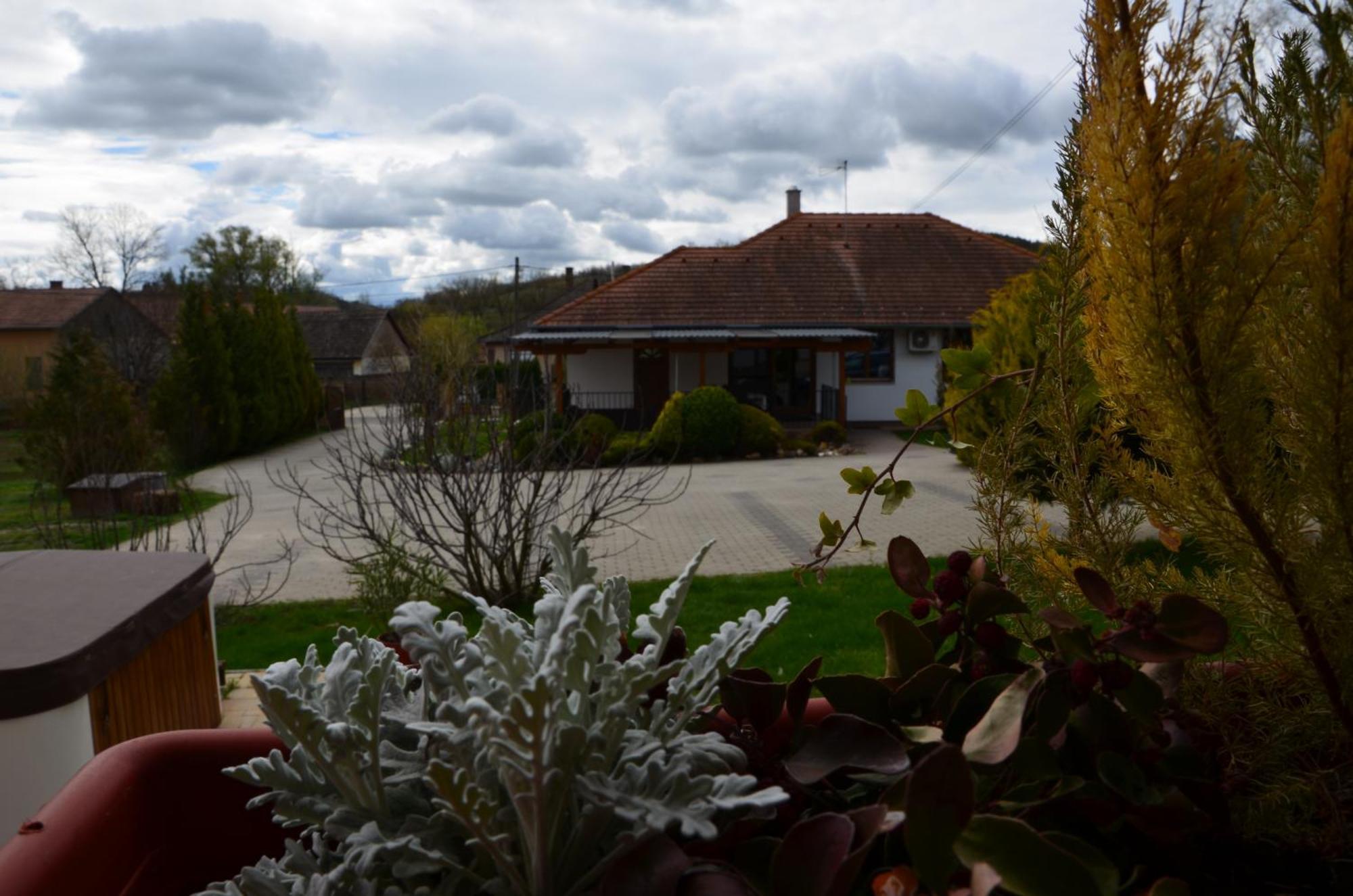 Kerekerdo Vendeghaz Hotell Kisszékely Exteriör bild