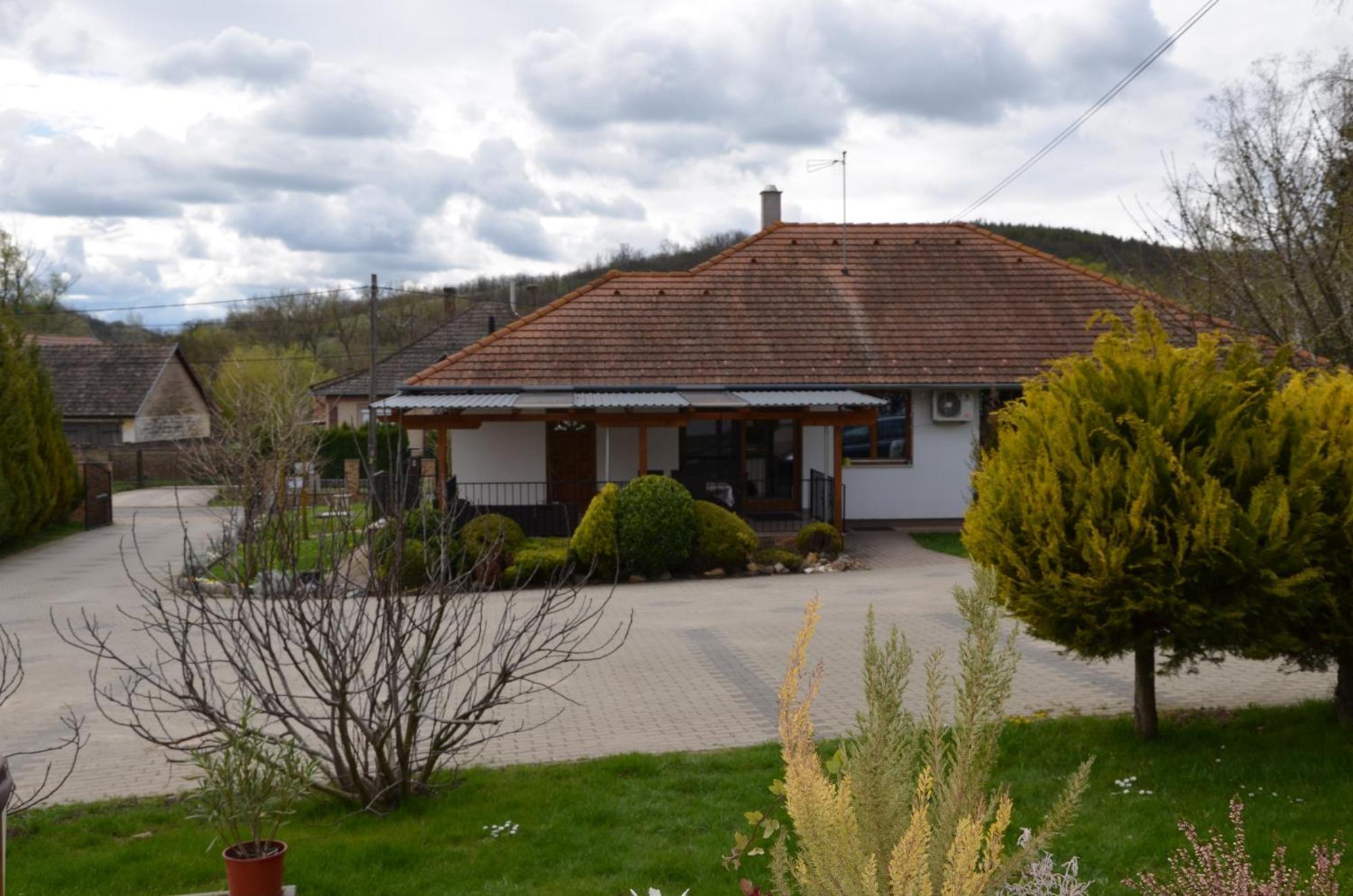 Kerekerdo Vendeghaz Hotell Kisszékely Exteriör bild